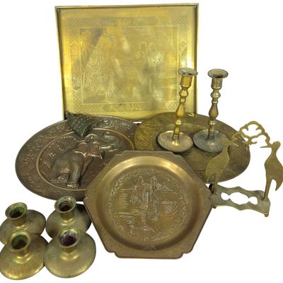 Sale Photo Thumbnail #398: An Assortment of Vintage Asian Decorative Tableware and Objects