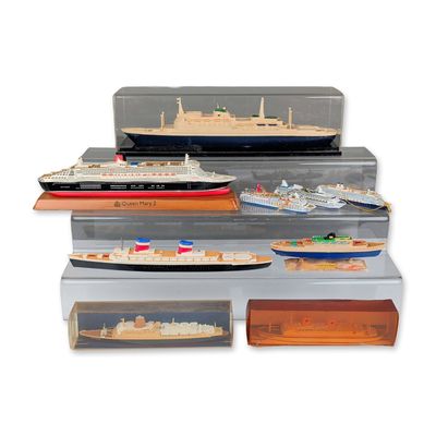 9pc Vintage and Modern Model Ships and Ornaments includes Queen Mary 2