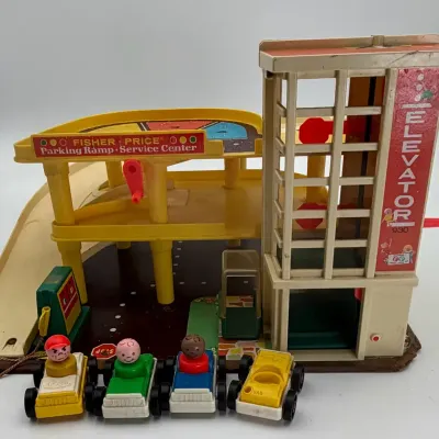 Vintage Fisher Price Little People 930 Parking Ramp Service Center Garage Cars