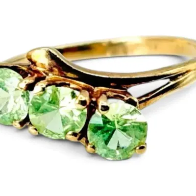 10k Gold Ring With Pale Green Stones - Size 5 (1.41g)