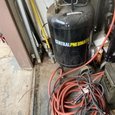 Central Pneumatic 125 PSI Air Compressor With Air Hose