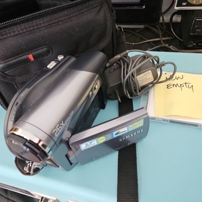 Samsung SC-DC173U DVD Camcorder (34x Optical Zoom)