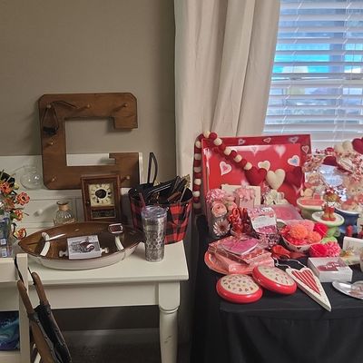 Estate Sale Assorted Valentine's Day Decor Lot
