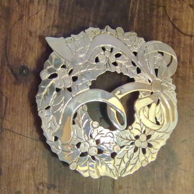 Wm A Rogers Silver-Plated Holiday Wreath Trivet