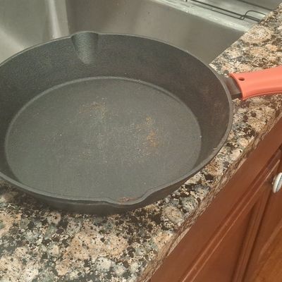 Cast Iron Skillet with Removable Silicone Handle Cover