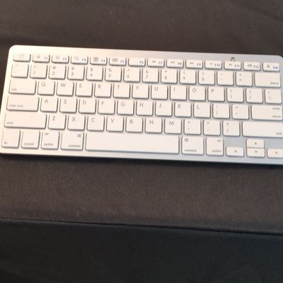 Apple Wireless Keyboard (A1314)