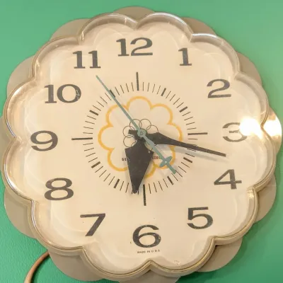 1960s GE Model 2150 Daisy Wall Clock – Working