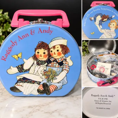 1998 Raggedy Ann & Andy Tin Purse with Buttons