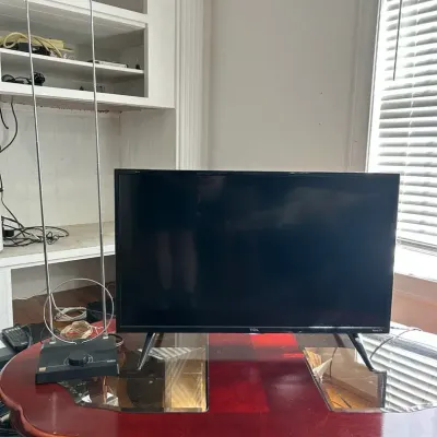 TCL 32” 720p TV and Antenna
