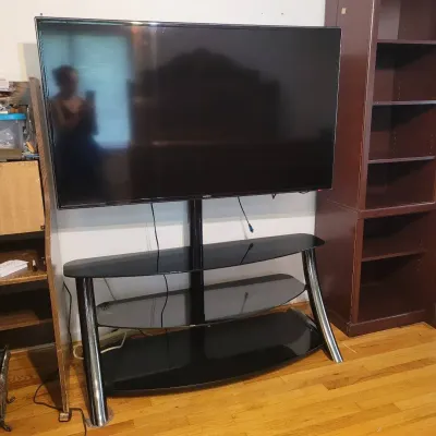 Samsung Smart TV F6300 with Stand