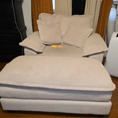 Sale Photo Thumbnail #170: Pillows included