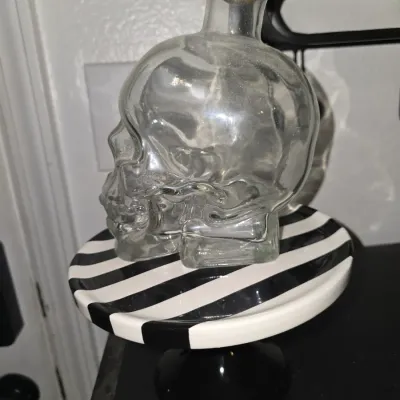 Sale Photo Thumbnail #100: 8x4.5 stand
7" skull