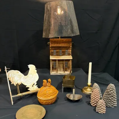 Rustic Country Décor Lot – Log Cabin Lamp, Rooster, Resin Pinecones & Brass Accents