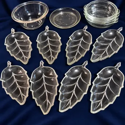 Vintage Pressed Glass Leaf Shaped Dishes, 4 Individual Pyrex Casseroles, A Pyrex Bowl And Small Plat