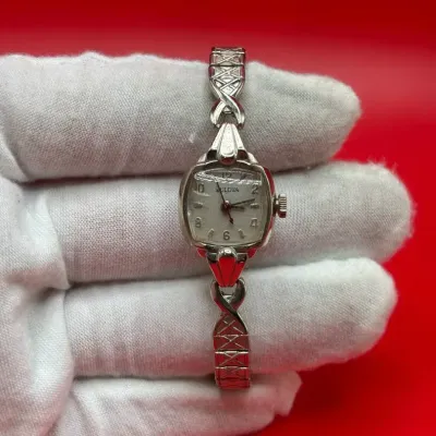 *WORKING* Vintage Bulova 10K RGP Bezel Watch