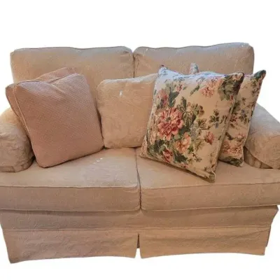 Broyhill Love Seat With Decorative Pillows 1 Of 2