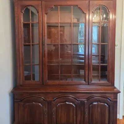 Thomasville Furniture Collector's Cherry Collection China Cabinet/Hutch