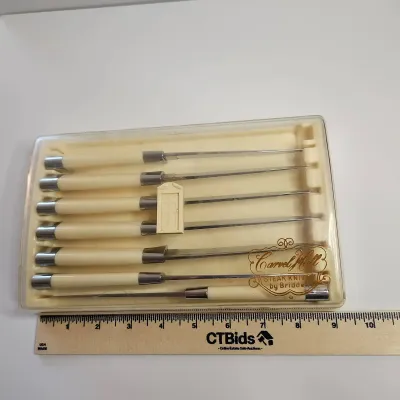 Set includes 7 Vintage Carvel Hall Steak Knives By Briddell With Original Clear Case