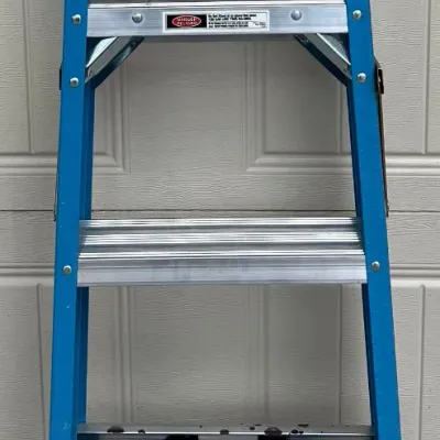 
Werner 4' 250 Pound Capacity Folding Ladder