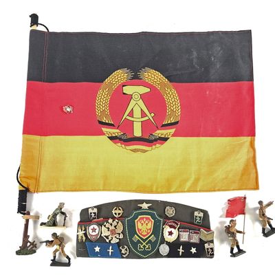 Sale Photo Thumbnail #277: (7) Lineol/Elastolin/RK Soviet Red Army Troops, East German Flag & Militaria