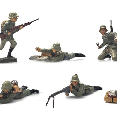 Sale Photo Thumbnail #270: (6) Elastolin German Combat Infantry & Machine Gun Team