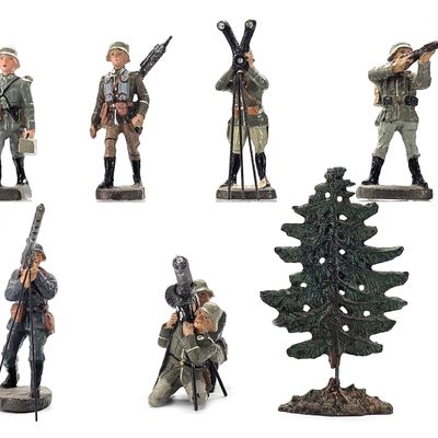 Sale Photo Thumbnail #140: (7) Lineol Elastolin German Anti-Aircraft Crew Set