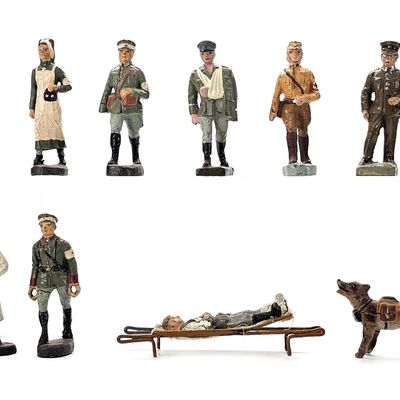 Sale Photo Thumbnail #150: (9) Elastolin/Lineol German Red Cross Personnel & Casualty Set