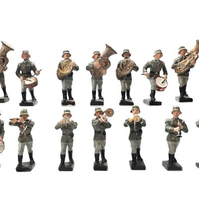 Sale Photo Thumbnail #186: (14) Lineol German Military Marching Band Figures
