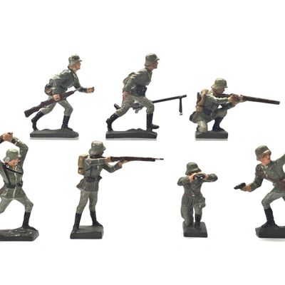 Sale Photo Thumbnail #267: (7) Lineol German Combat Infantry & Machine Gunner