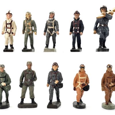 Sale Photo Thumbnail #144: (10) Elastolin/Lineol German Luftwaffe Pilots & Aviators