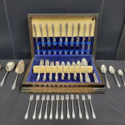 Rogers Bros "Lovelace" Silverplate Flatware Set (WH9)