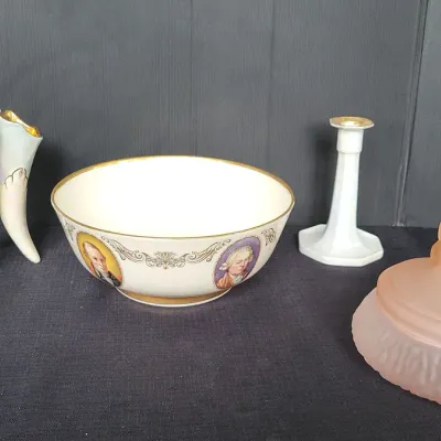 L. E. Smith Co. Elephant Satin Jar & More (WH5)