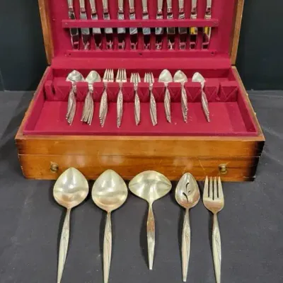 Oneida Community "Flight" Silverplate Flatware Set (WH9)