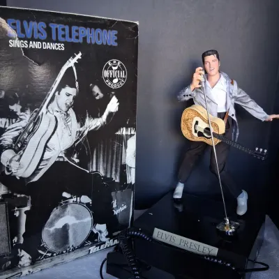 Vintage TeleMania Elvis Presley Singing & Dancing Telephone w/ Box