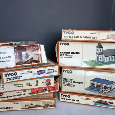 Vintage Tyco HO Scale Model Train Accessories & Building Lot