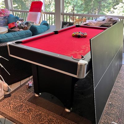 Mini pool table