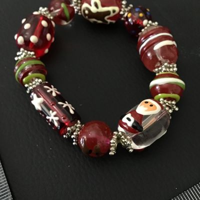 Christmas Holiday Lampwork Glass Bead Stretch Bracelet