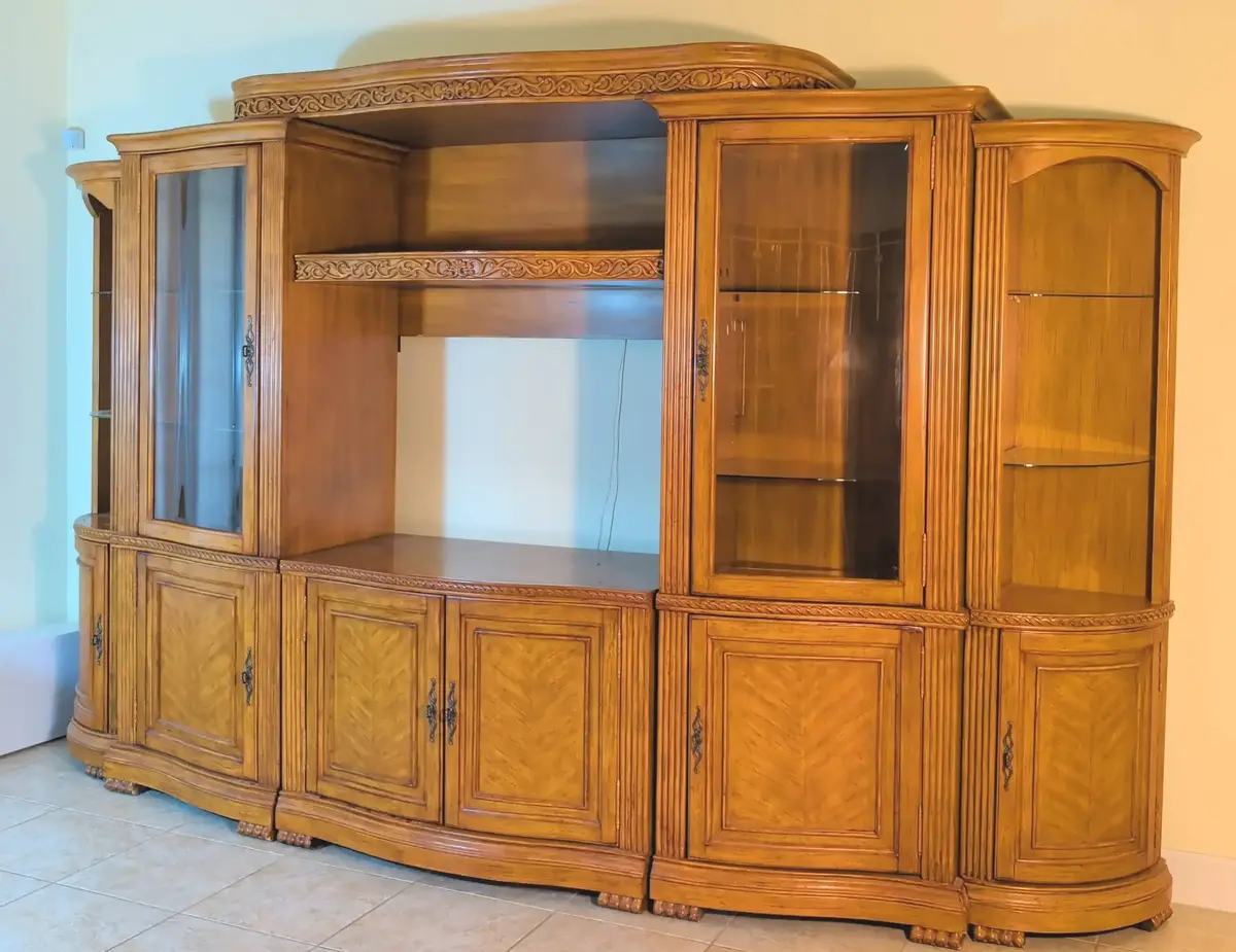 Traditional Style 6-Piece Entertainment Center 