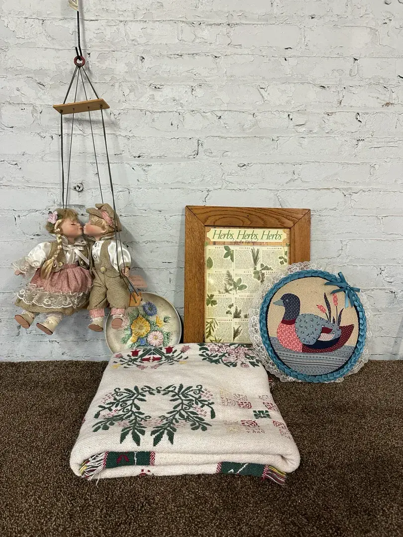 Country folk Art & vintage decor 