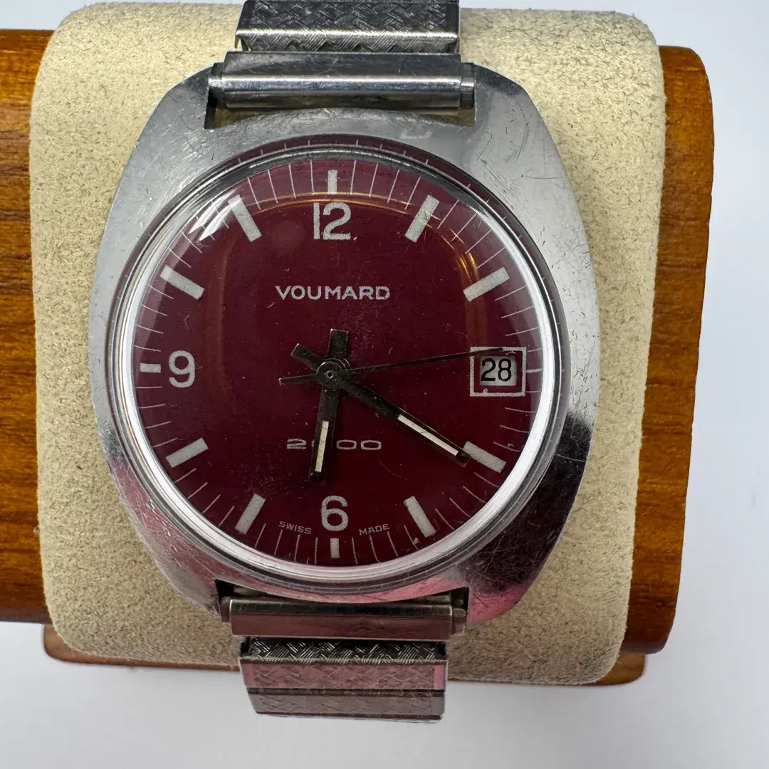 Striking Voumard 2000 Men’s Swiss Wristwatch with Red Dial