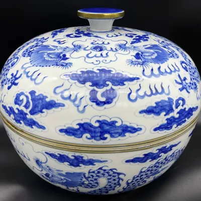 Sale Photo Thumbnail #80: Large Chinese blue and white porcelain covered box, decorated with dragons and clouds, featuring gold-gilded rims and a matching knob on the lid.