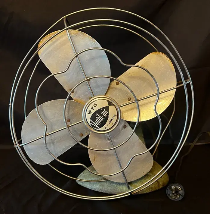 Vintage W.T. Grant Co. Ventil-Air Metal Desk Fan