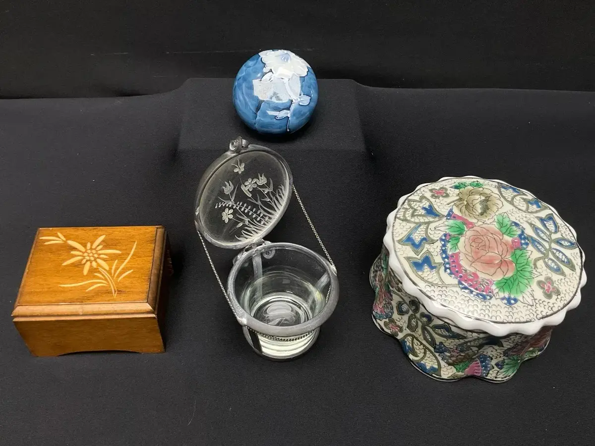 A Tiny Treasures Trinket Lot
