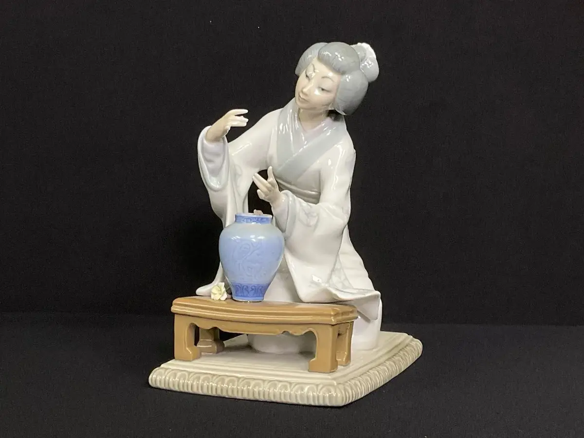 Lladro #4840 Japanese Flower Arrangement