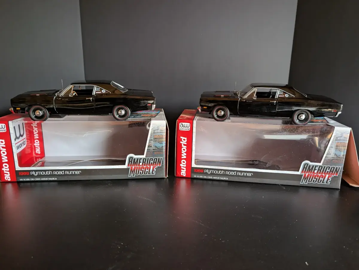 Pair of Auto World American Muscle 1969 Plymouth Road Runner 1:18 Die Cast Cars