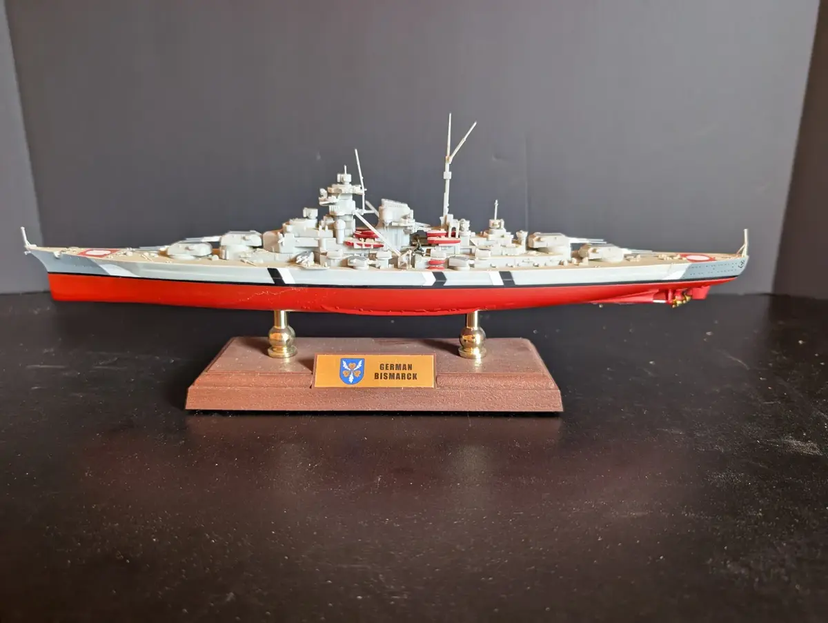 Forces of Valor German Bismarck 1:700 Scale Battleship Model with Display Box