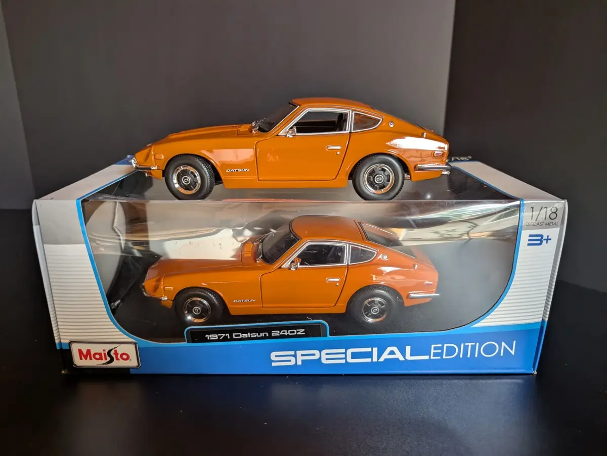 Pair of Maisto Special Edition 1971 Datsun 240Z 1:18 Die-Cast Models