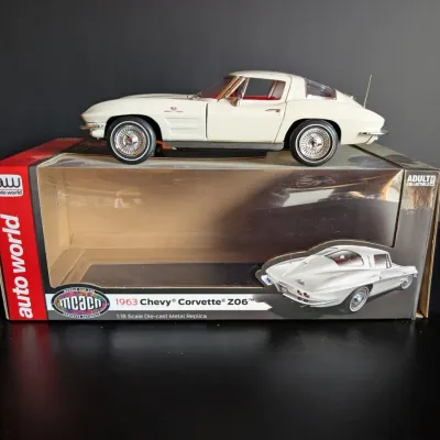 Auto World 1963 Chevrolet Corvette Z06 1:18 Die Cast Model