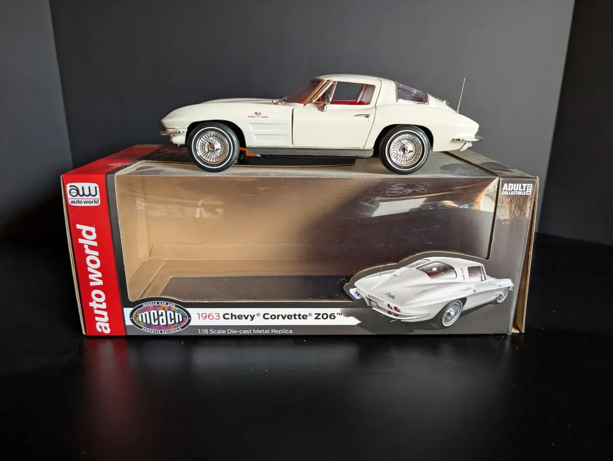 Auto World 1963 Chevrolet Corvette Z06 1:18 Die Cast Model