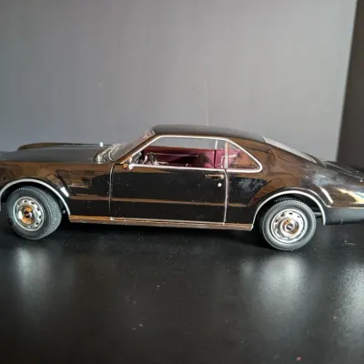1966 Oldsmobile Toronado 1:18 Road Signature Lucky Die Cast Model